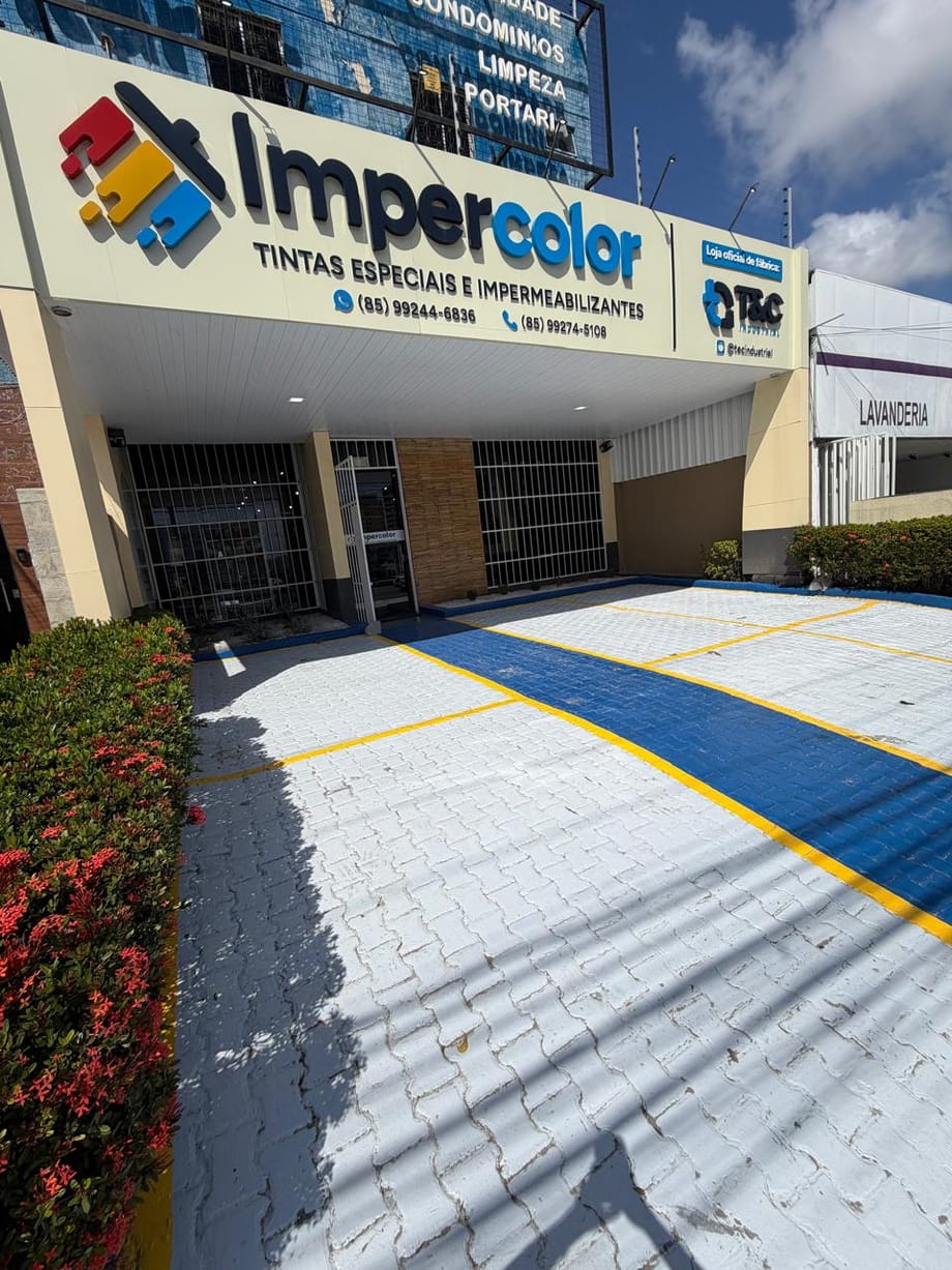 Fachada da loja Impercolor na Av. Washington Soares, com a placa de loja oficial de fábrica T&C
